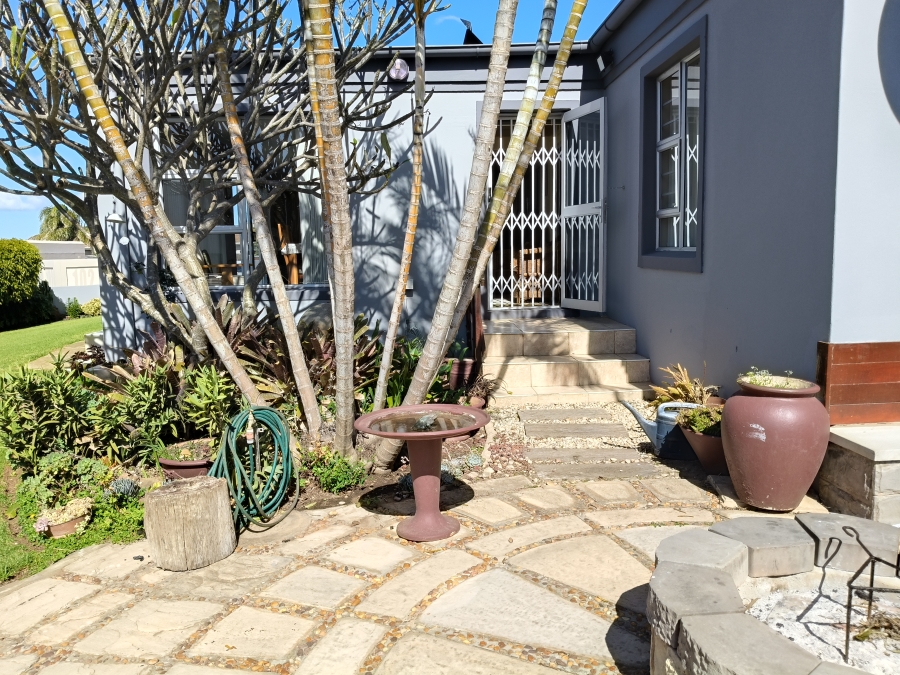 3 Bedroom Property for Sale in Wavecrest Eastern Cape